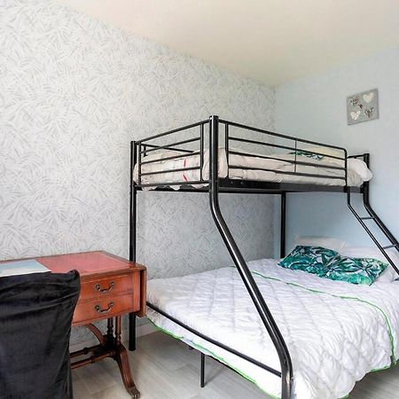2 Bedroom Stunning Home In Ploumagoar Zewnętrze zdjęcie