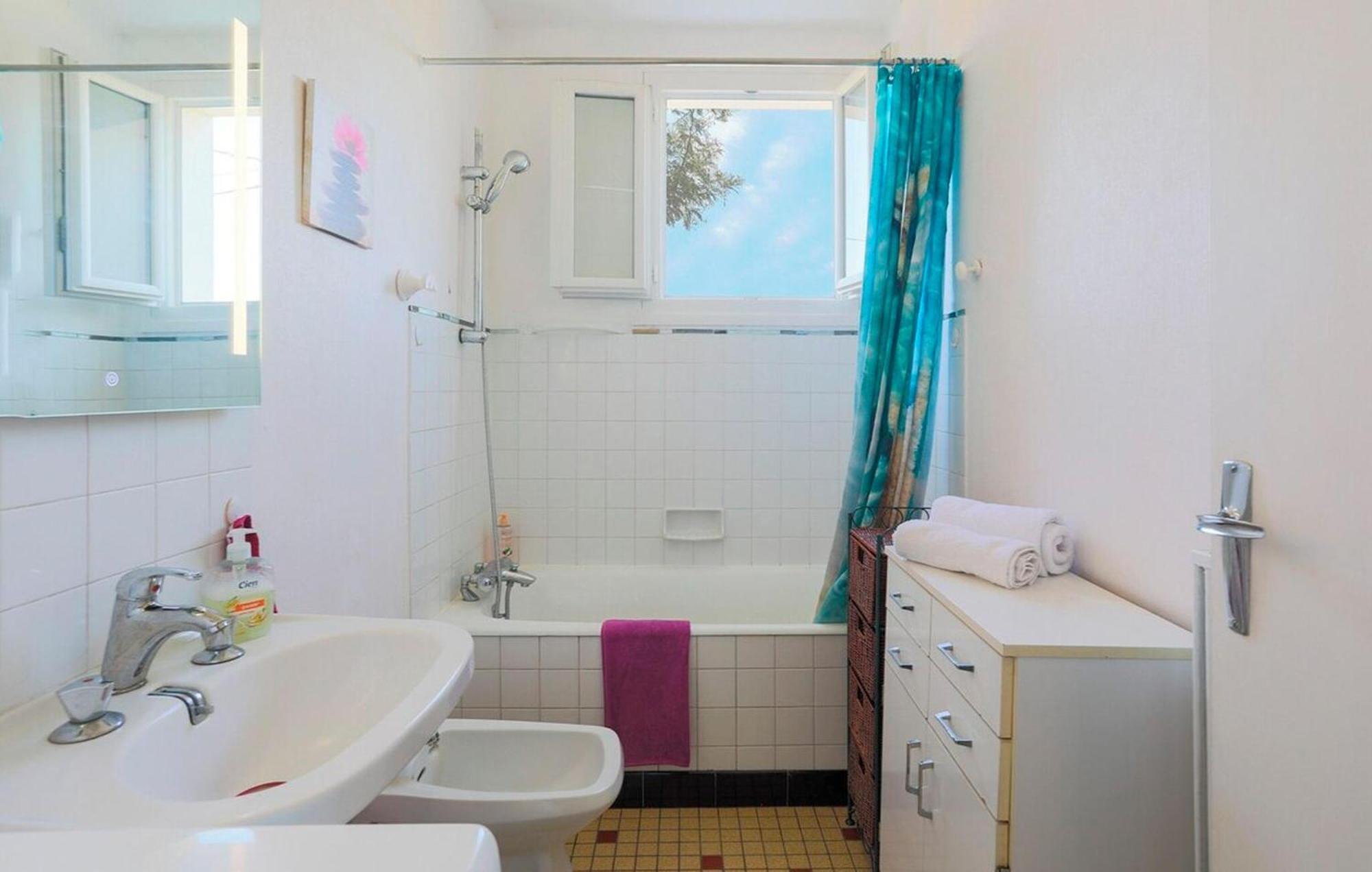 2 Bedroom Stunning Home In Ploumagoar Zewnętrze zdjęcie