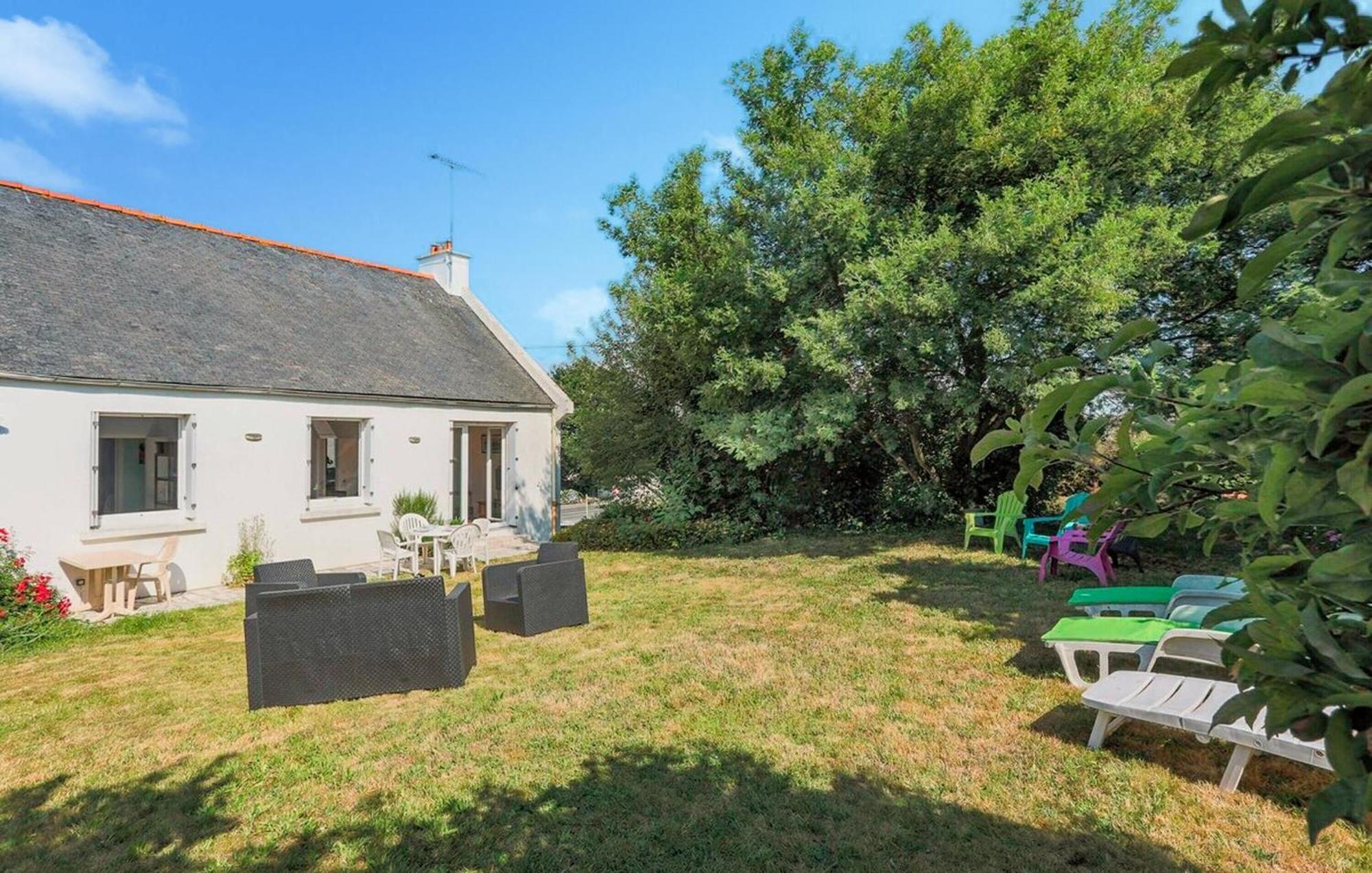 2 Bedroom Stunning Home In Ploumagoar Zewnętrze zdjęcie